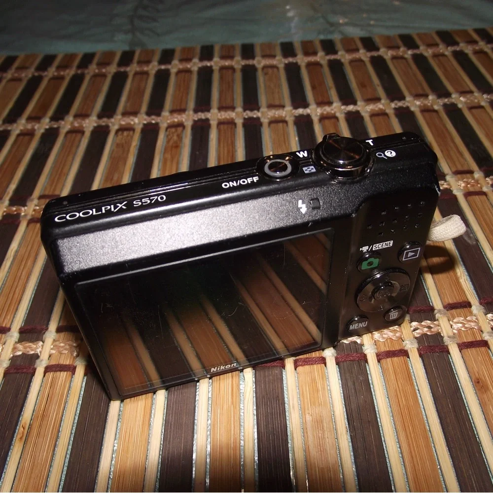 Nikon COOLPIX S570 Black Digital Camera FOR PARTS ONLY- lens error.